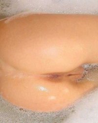 Подружка мылась в ванной и решила отсосать 10 фотография