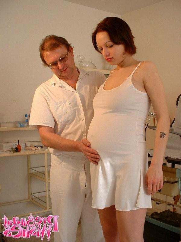 Беременная телка раздвигает ноги у гинеколога 2 фото