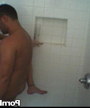 секс брюнетки в ванной
