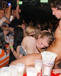 Пьяные девочки насосались мужских членов на вечеринке 11 фото