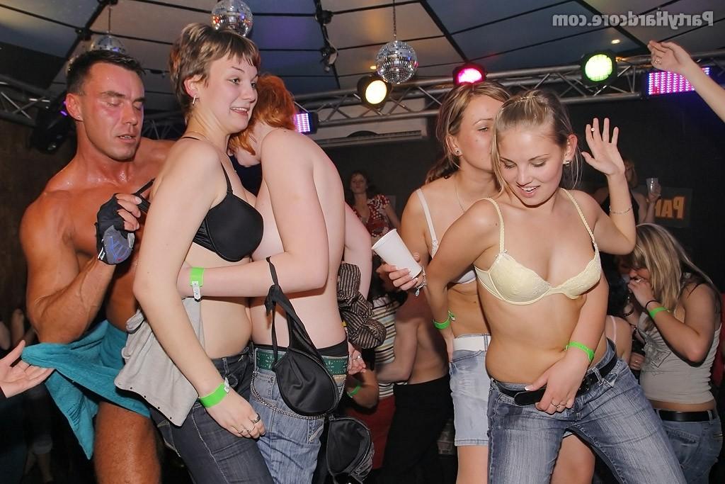 Пьяные девочки насосались мужских членов на вечеринке 17 фото