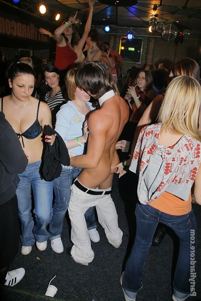 Пьяные девочки насосались мужских членов на вечеринке 16 фото