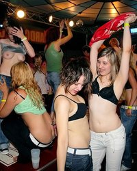 Танцы в клубе перешли в массовую еблю 1 фотография