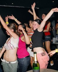 Танцы в клубе перешли в массовую еблю 18 фотография