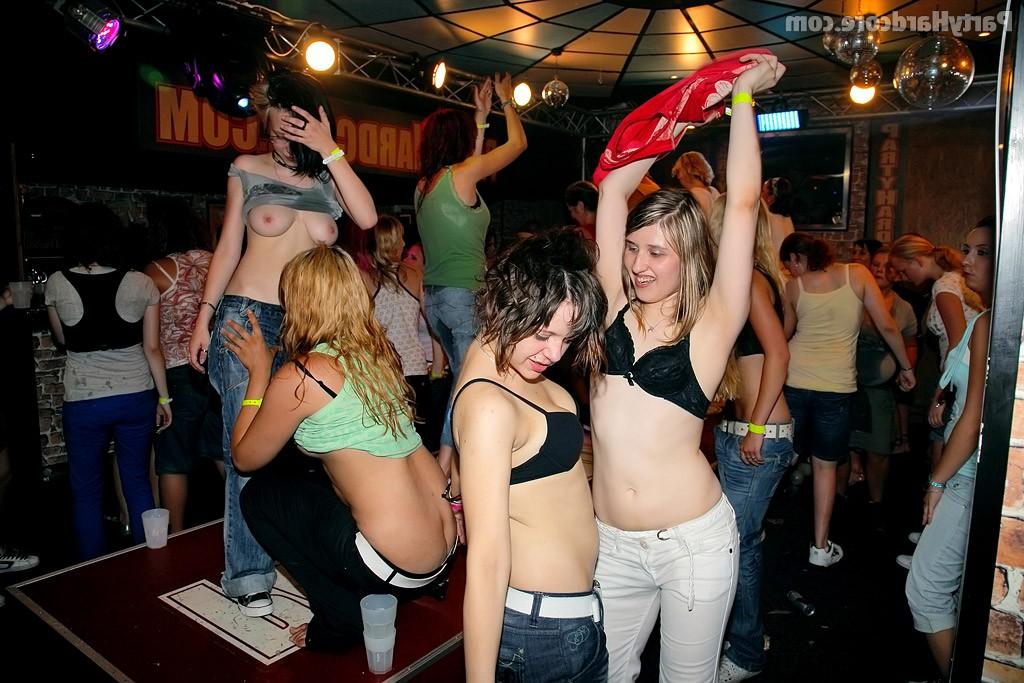 Танцы в клубе перешли в массовую еблю 1 фото