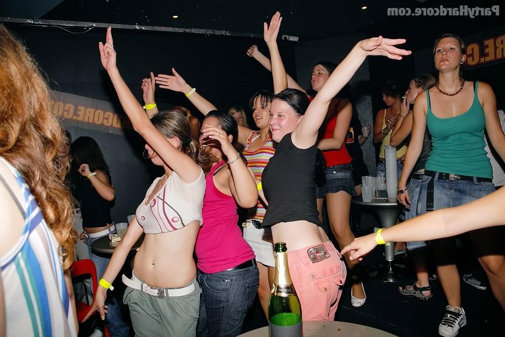 Танцы в клубе перешли в массовую еблю 18 фото
