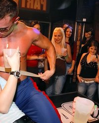 На вечеринке стриптизеров телки получили кучу оргазмов 6 фото