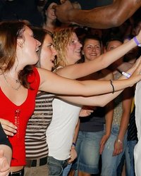Развлекаясь в порно клубе, участница здорово натрахались 6 фотография