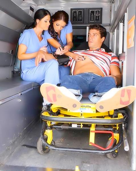 Крутой спортсмен уделал в киски двух медсестер 2 фото