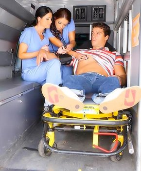 Крутой спортсмен уделал в киски двух медсестер
