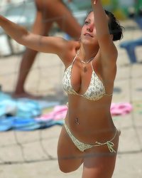 Ирина не стесняется голых сисек на пляже 8 фото