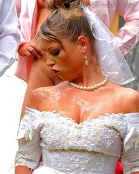 Невеста отсосала всем гостям и потом на нее поссали 16 фотография