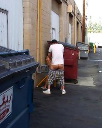 Чувак в шортах оттрахал подругу возле мусорника 8 фото