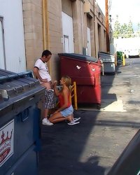 Чувак в шортах оттрахал подругу возле мусорника 5 фотография
