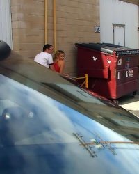 Чувак в шортах оттрахал подругу возле мусорника 13 фото