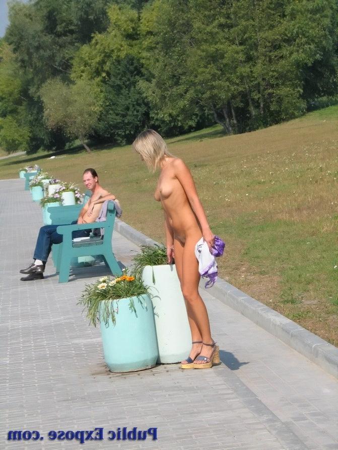 Порно ходит голая по улице (88 фото)