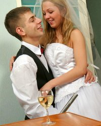 Жених оприходует невесту сразу после свадьбы 4 фотография