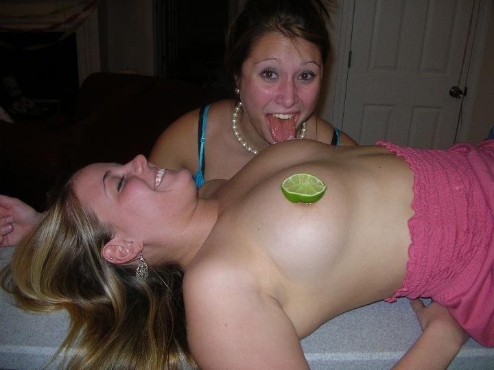 Две бисексуалки веселятся и трахаются в сауне 13 фото