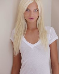Гламурная блондинка потрясает своей внешностью и блядовитостью 5 фото