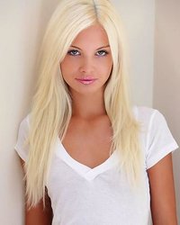 Гламурная блондинка потрясает своей внешностью и блядовитостью 1 фото
