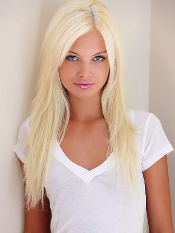 Гламурная блондинка потрясает своей внешностью и блядовитостью 1 фото