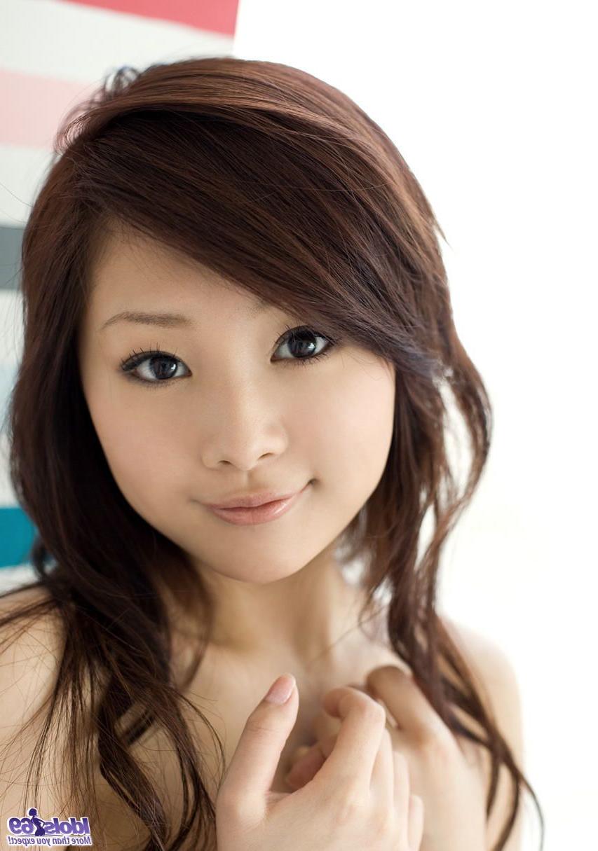 Юная азиатка устроила показ своих прелестей 15 фото