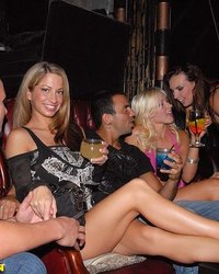 Пьяные девки отрываются в клубе 14 фото