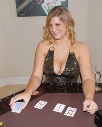 Азартная Джуди играет в карты 2 фотография