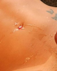 Рыжая няшка шалит в бассейне 25 фотография