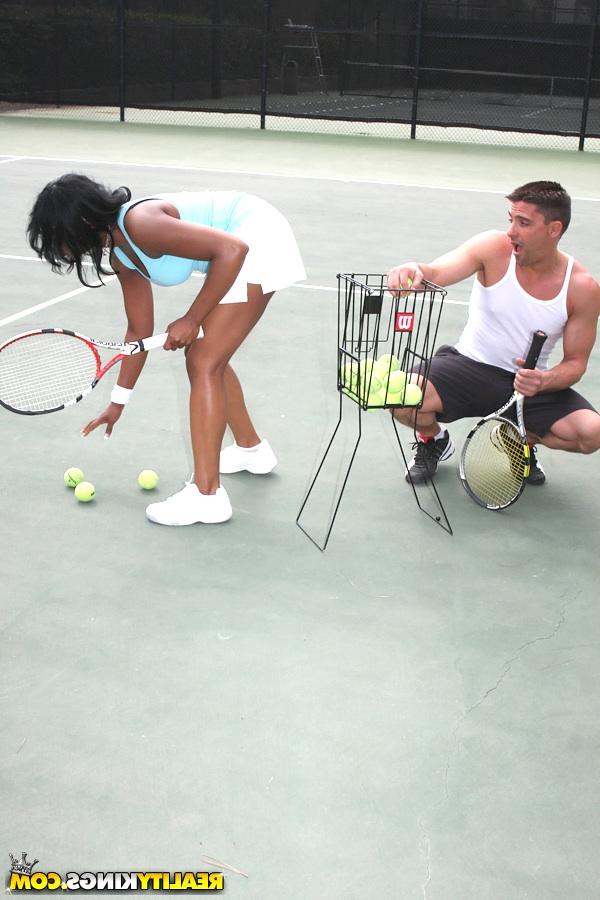 Темнокожая теннисистка 14 фото