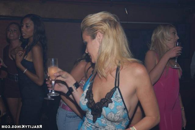 Безудержный групповой секс в ночном клубе порно фото