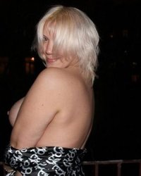 Белокурая дамочка покоряет всех своей грудью 21 фото