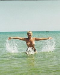 Красивые телки отдыхают на нудистском пляже 27 фотография
