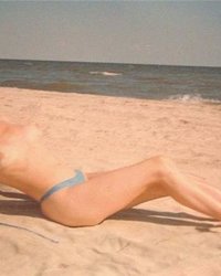 Красивые телки отдыхают на нудистском пляже 5 фото