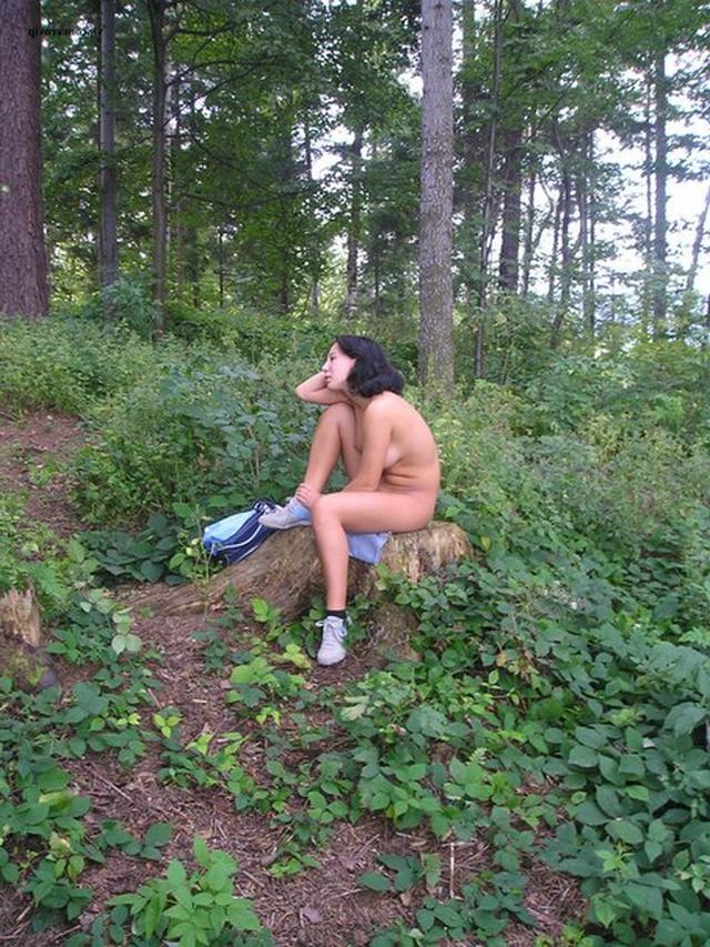 Фото женщин голых в лесу