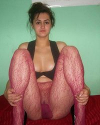 Жопастая брюнетка завораживает длинными ножками 24 фото