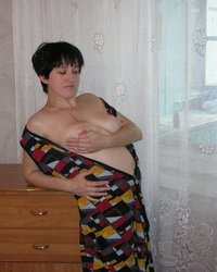 Толстенькая домохозяйка сняла с себя халат 11 фото