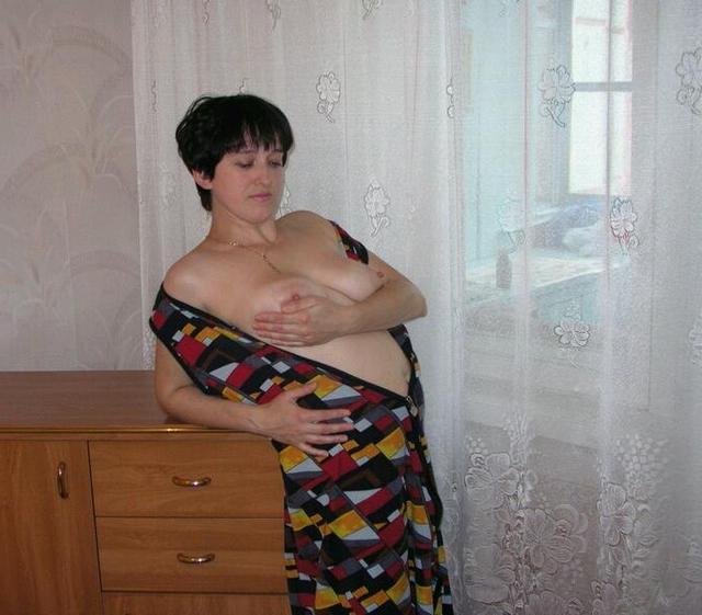 Толстенькая домохозяйка сняла с себя халат 11 фото