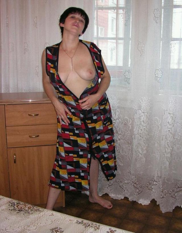 Толстенькая домохозяйка сняла с себя халат 4 фото