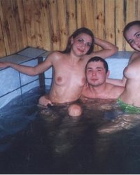 Миледи расслабляются в бане нагишом 2 фото