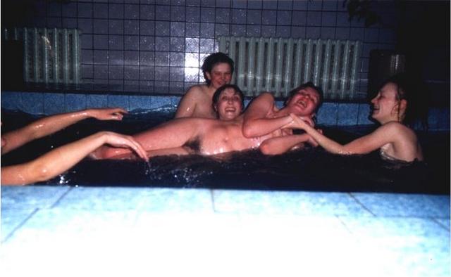 Миледи расслабляются в бане нагишом 23 фото