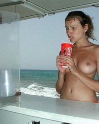 Пляжные красотки в бикини и голышом 2 фотография