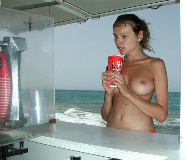 Пляжные красотки в бикини и голышом 2 фото