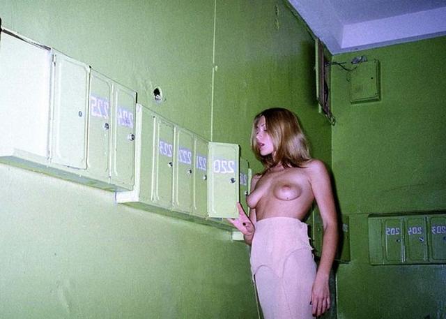 Голая в подъезде порно (79 фото) - порно и эротика altaifish.ru