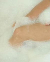 В ванной комнате брюнетка расслабилась по полной 14 фото