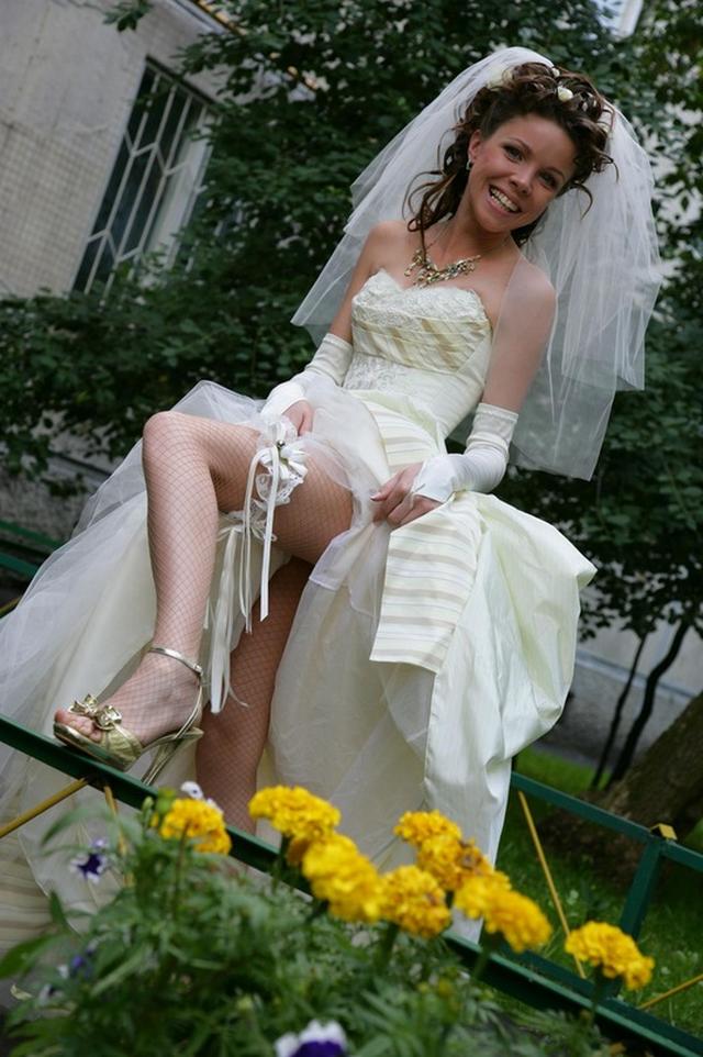 Чувак заглядывает под юбки дамочек на свадьбе