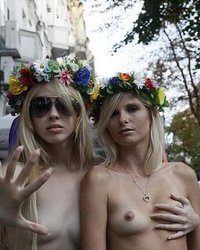 Блонды оголяют грудь ради справедливости 3 фотография