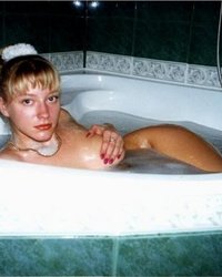 Молодая девушка нежится в теплой ванне 12 фото
