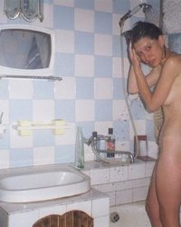 Молодая девушка нежится в теплой ванне 24 фотография