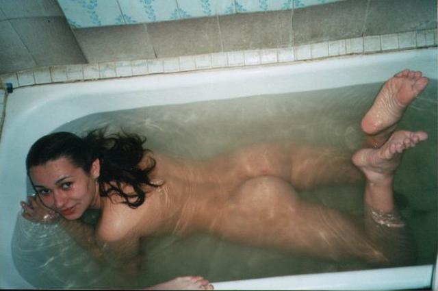 Молодая девушка нежится в теплой ванне 2 фото